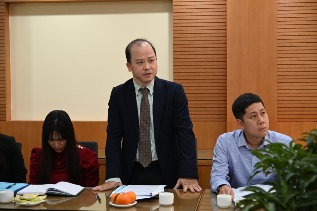 HGV Nguyễn Hưng Quang trình bày trong Hội thảo "Thực trạng pháp luật, thực tiễn áp dụng hiện nay về giải quyết tranh chấp thương mại bằng trọng tài, hòa giải trực tuyến" 