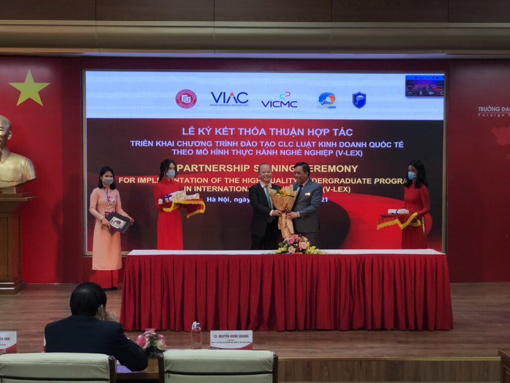 Lễ ký kết Thỏa thuận hợp tác triển khai Chương trình đào tạo V-Lex giữa VICMC và trường Đại học Ngoại thương